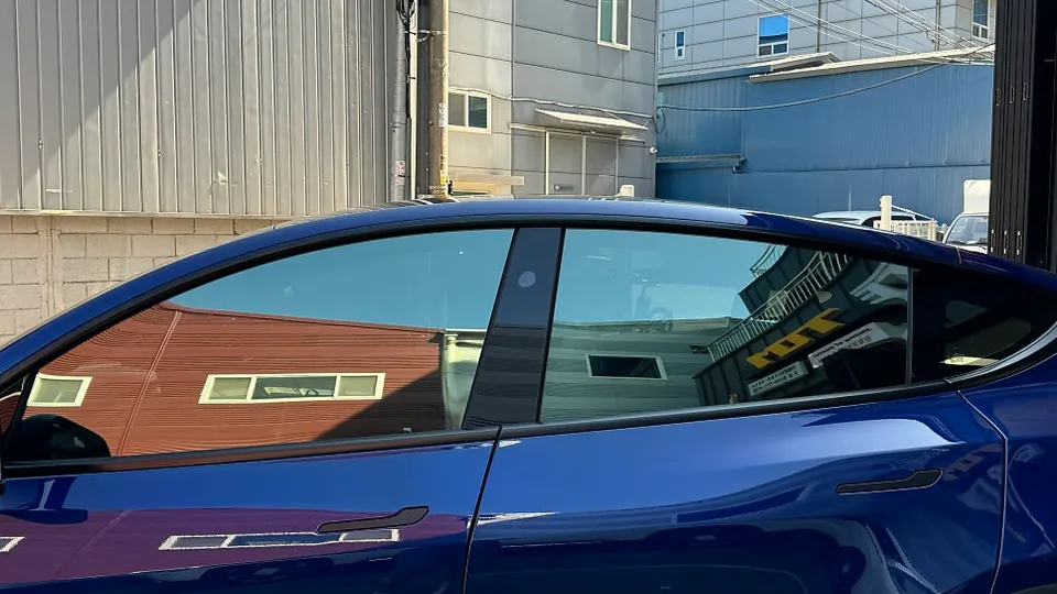 Tesla Model Yのカーフィルム施工事例|費用目安・仕上がり 施工写真 1-2