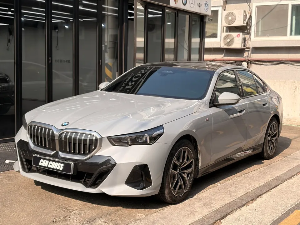 BMW G60 vinyl wrap - BMW G60 Vinyl Wrap Review: Chrome Delete for a Sporty Look photo 2