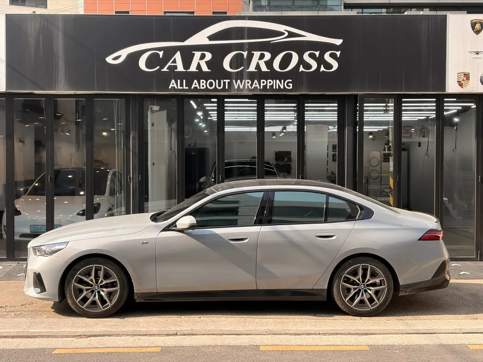 BMW G60 vinyl wrap - BMW G60 Vinyl Wrap Review: Chrome Delete for a Sporty Look photo 3