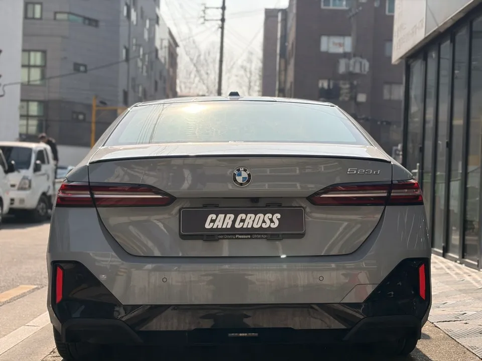 BMW G60 vinyl wrap - BMW G60 Vinyl Wrap Review: Chrome Delete for a Sporty Look photo 4
