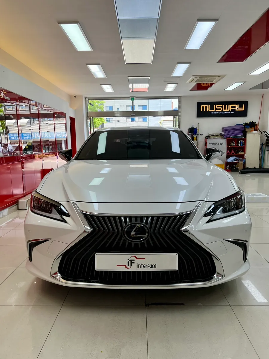 Lexus ES 300h Ambient Lighting Upgrade: A Cinematic Interior