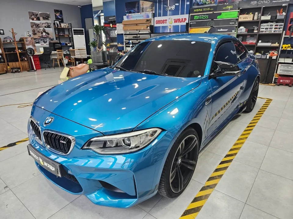 BMW M2のカーラッピング事例|グリル・ライト・サイドフィルム 施工写真 2-1