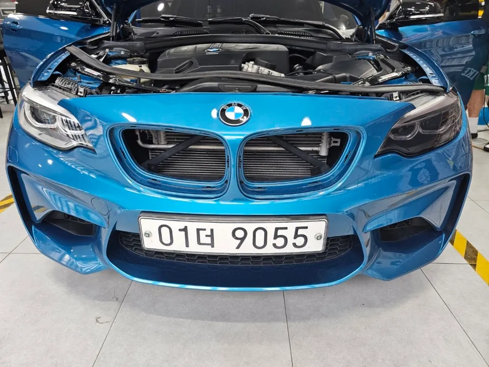 BMW M2のカーラッピング事例|グリル・ライト・サイドフィルム 施工写真 2-2