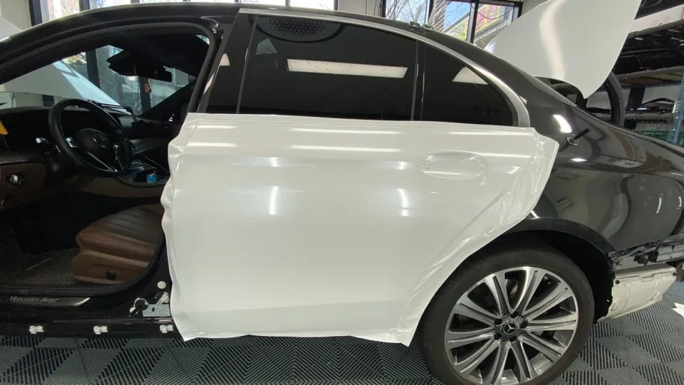 Mercedes-Benz Eクラス W213のカーラッピング事例 施工写真 1-3
