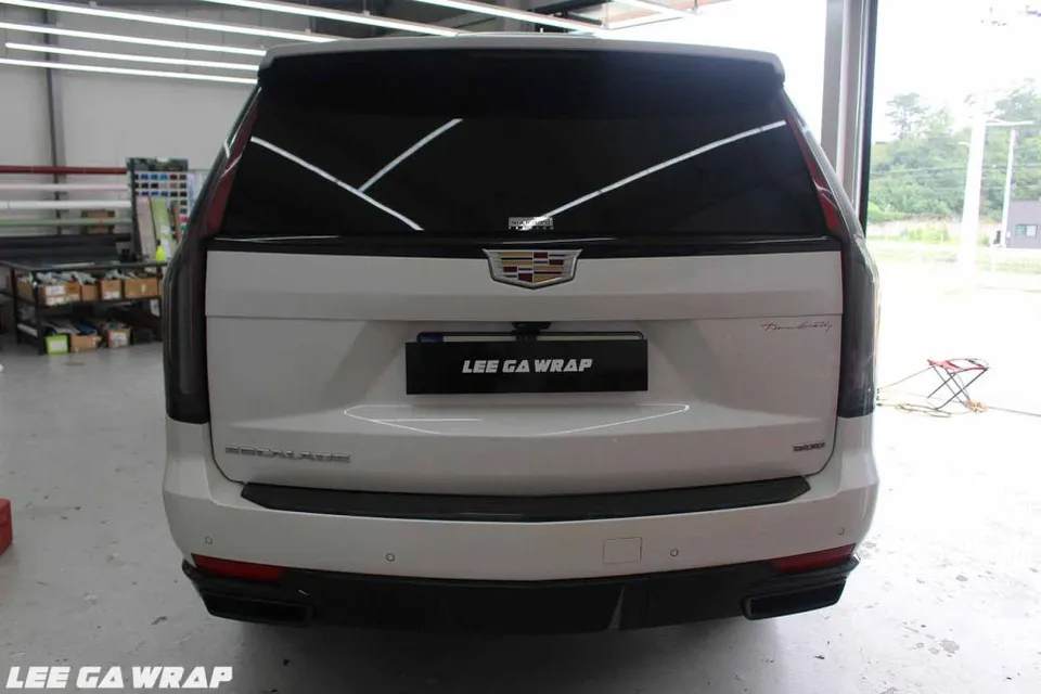 Cadillac Escaladeのカーラッピング事例|ピアノブラックで高級感UP 施工写真 1-2