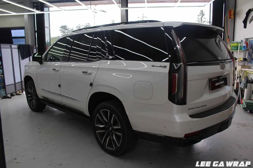 Cadillac Escaladeのカーラッピング事例|ピアノブラックで高級感UP 施工写真 2-2