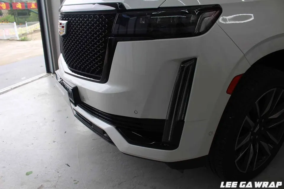 Cadillac Escaladeのカーラッピング事例|ピアノブラックで高級感UP 施工写真 1-3