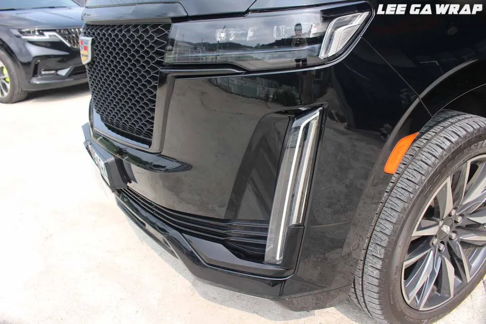 Cadillac Escaladeのカーラッピング事例|ピアノブラックで高級感UP 施工写真 2-3