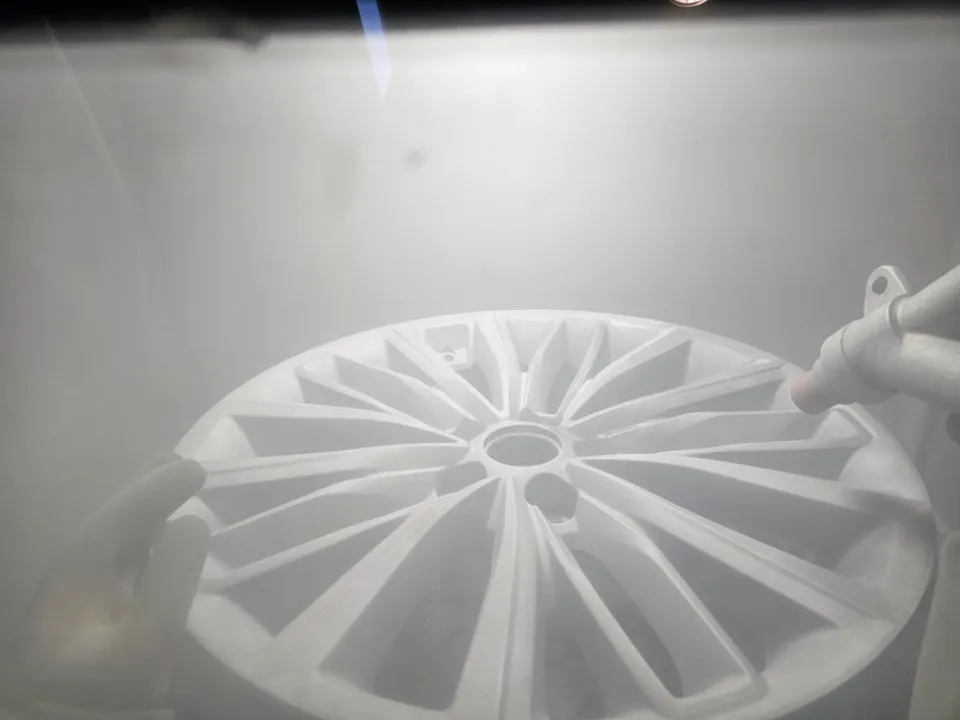 Hyundai Equusのホイールリペア・塗装事例 施工写真 2-2