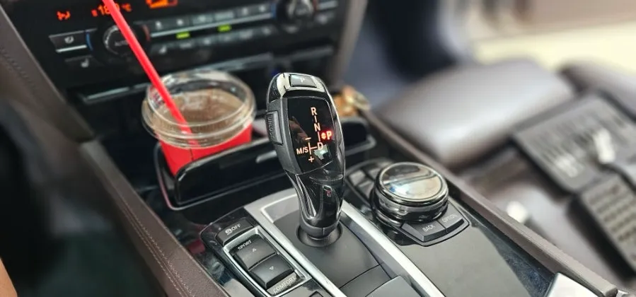 BMW 7 Series G11 interior customization - BMW 7 Series G11 Gear Shift Light Repair Review photo 3