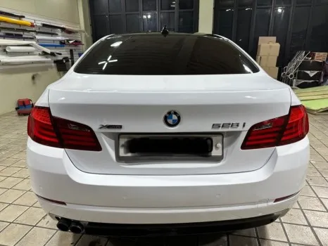 BMW 5 Series vinyl wrap - BMW 5 Series Vinyl Wrap Review: White Gloss Transformation photo 4