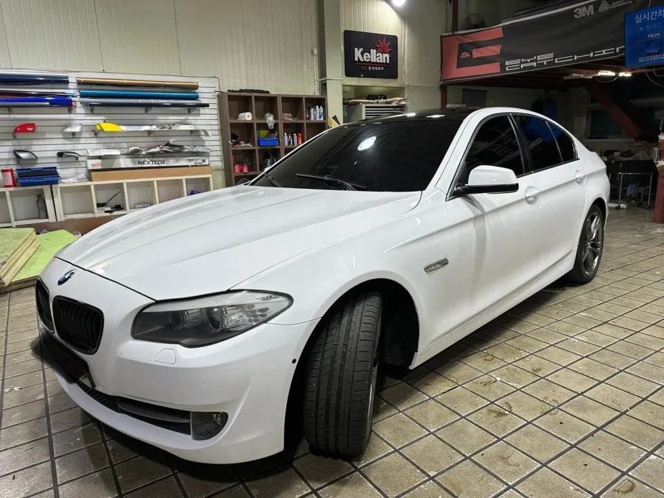 BMW 5 Series vinyl wrap - BMW 5 Series Vinyl Wrap Review: White Gloss Transformation photo 5
