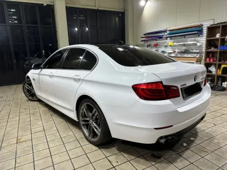 BMW 5 Seriesのカーラッピング事例 施工写真 2-2