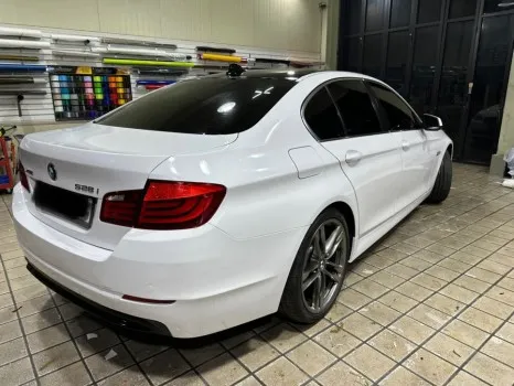 BMW 5 Seriesのカーラッピング事例 施工写真 3-2