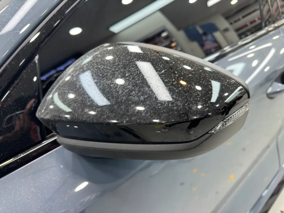Audi RSのPPF施工事例：リアルカーボン調フィルムで個性を演出 施工写真 1-3