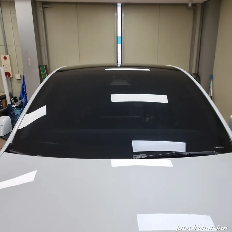 Tesla Model Yのカーフィルム施工事例|断熱・スモーク 施工写真 2-1