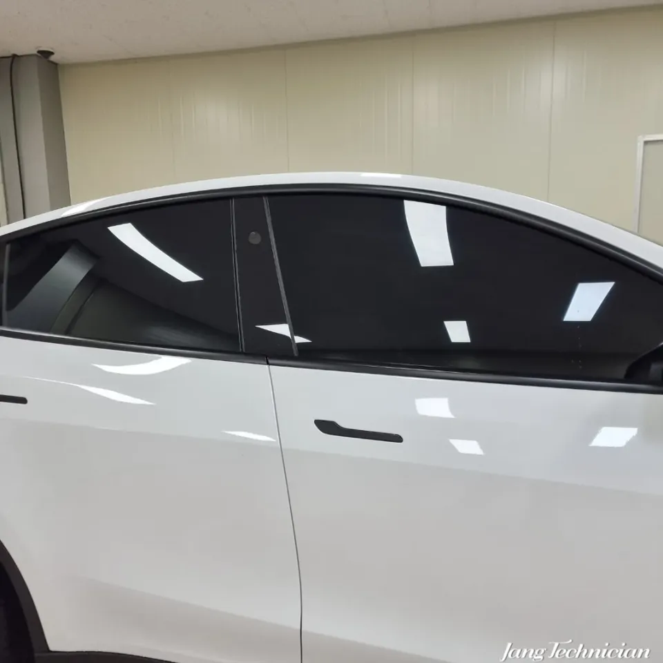 Tesla Model Yのカーフィルム施工事例|断熱・スモーク 施工写真 3-1