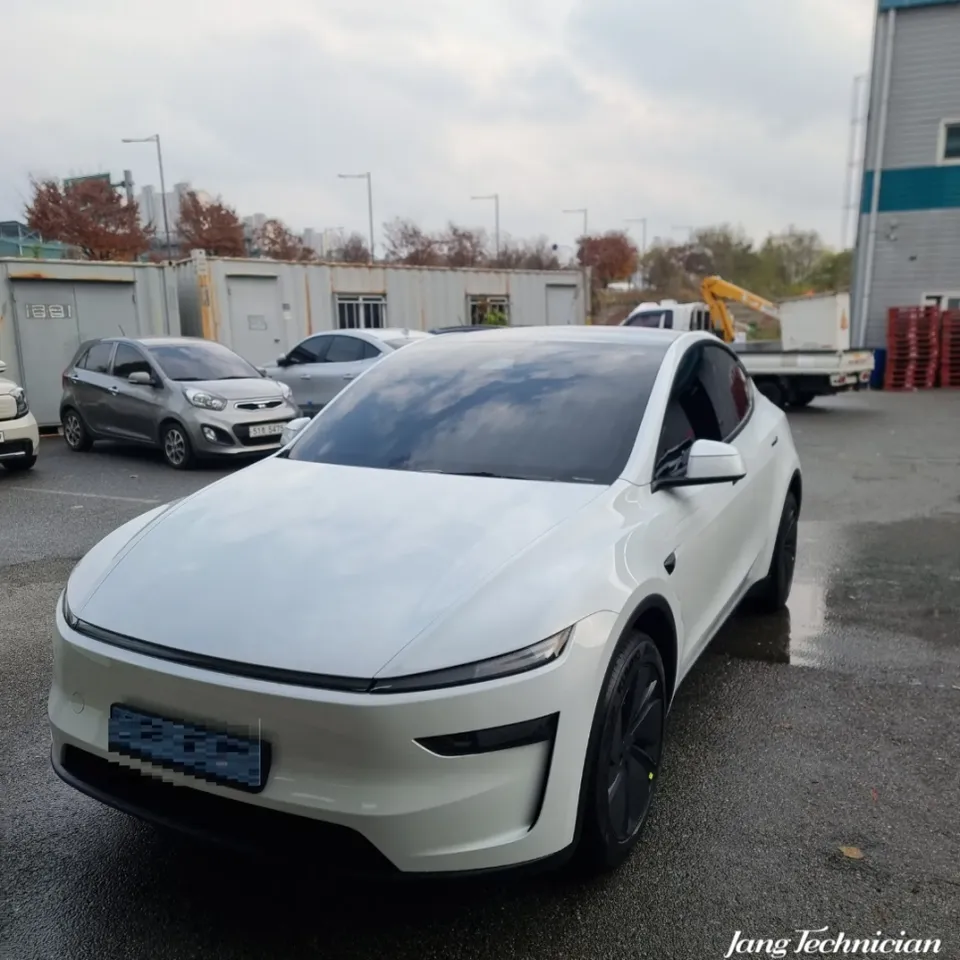 Tesla Model Yのカーフィルム施工事例|断熱・スモーク 施工写真 4-1