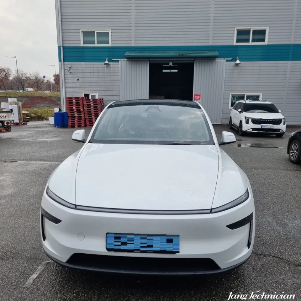 Tesla Model Yのカーフィルム施工事例|断熱・スモーク 施工写真 1-2