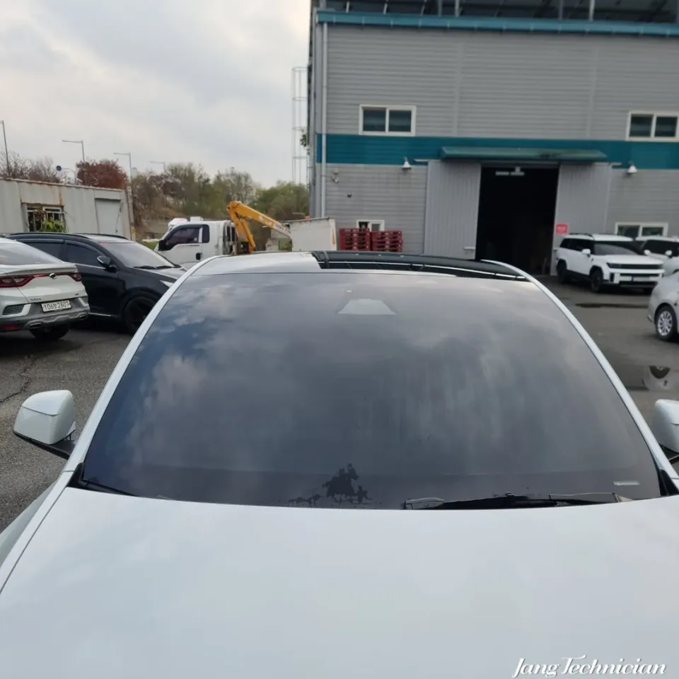 Tesla Model Yのカーフィルム施工事例|断熱・スモーク 施工写真 4-2