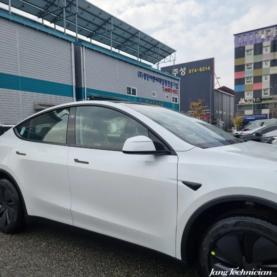 Tesla Model Yのカーフィルム施工事例|断熱・スモーク 施工写真 1-3