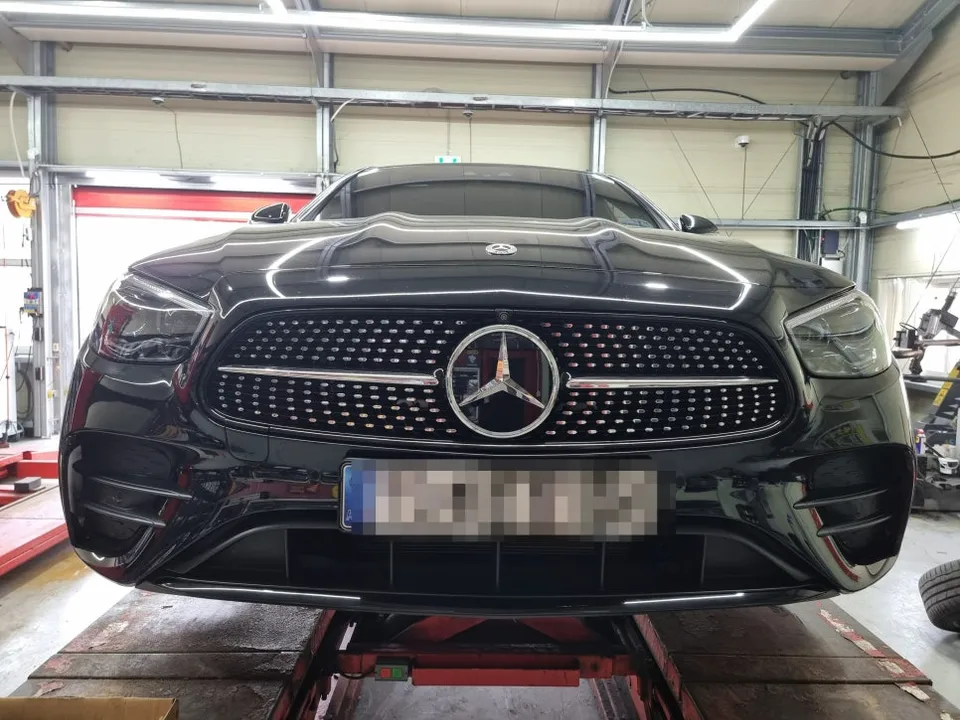 Mercedes-Benz E-Classのホイールリペア・塗装事例 施工写真 2-1