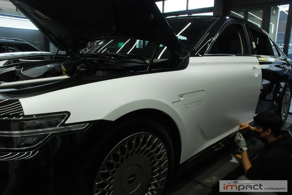 Genesis G90 カーラッピング事例：サテンホワイトの高級感 施工写真 2-3