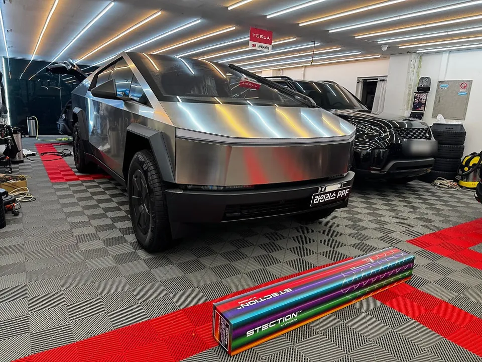 Tesla CybertruckのブラックPPF施工事例｜費用目安・仕上がり 施工写真 1-1