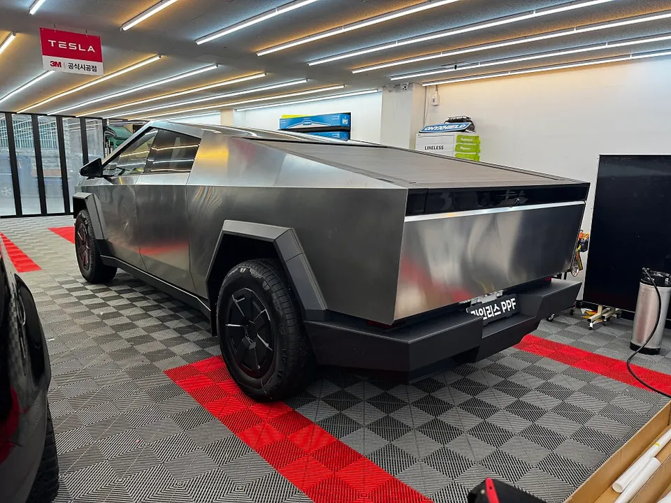 Tesla CybertruckのブラックPPF施工事例｜費用目安・仕上がり 施工写真 2-1