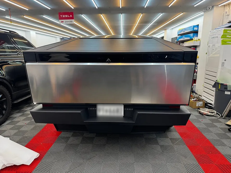 Tesla CybertruckのブラックPPF施工事例｜費用目安・仕上がり 施工写真 3-1