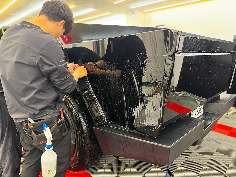 Tesla CybertruckのブラックPPF施工事例｜費用目安・仕上がり 施工写真 1-2