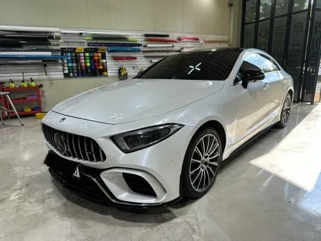 Mercedes-Benz CLSのカーラッピング事例|ホワイトパール 施工写真 4-1