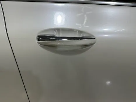 Mercedes-Benz CLSのカーラッピング事例|ホワイトパール 施工写真 4-2