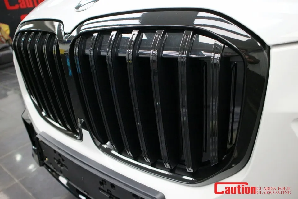 BMW X7のカーラッピング事例｜クロームパーツの印象変更 施工写真 2-3