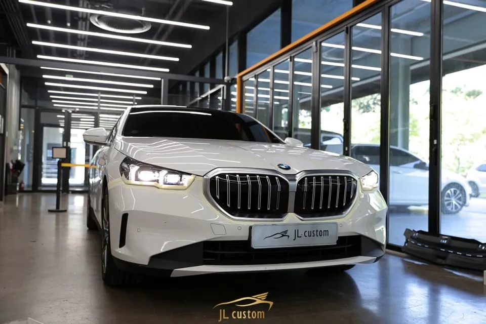 BMW 5 Series G60 ambient lighting installation result