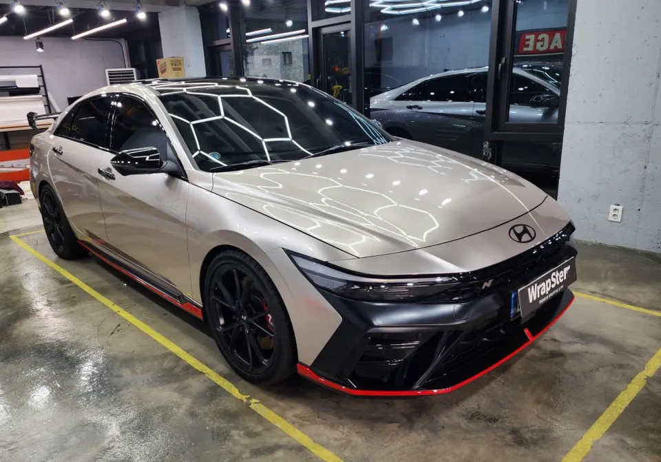 Hyundai Elantra Nのカーラッピング事例：メタルブロンズ 施工写真 1-2