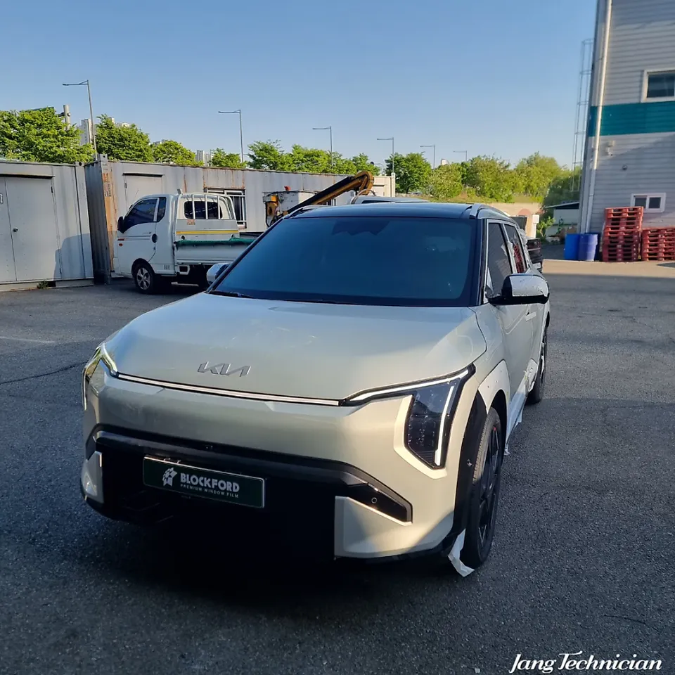 Kia EV3 window tinting - Kia EV3 Window Tinting Review: Blockbody Olla 28% Tint photo 3