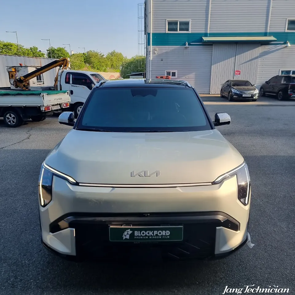 Kia EV3 window tinting - Kia EV3 Window Tinting Review: Blockbody Olla 28% Tint photo 5
