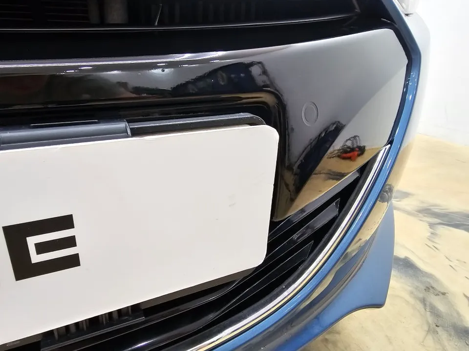 Hyundai i30のカーラッピング事例｜グリル部分のカスタム 施工写真 3-2