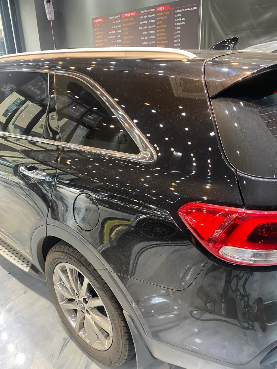 Kia Sorentoのガラスコーティング事例|費用目安・仕上がり 施工写真 1-2