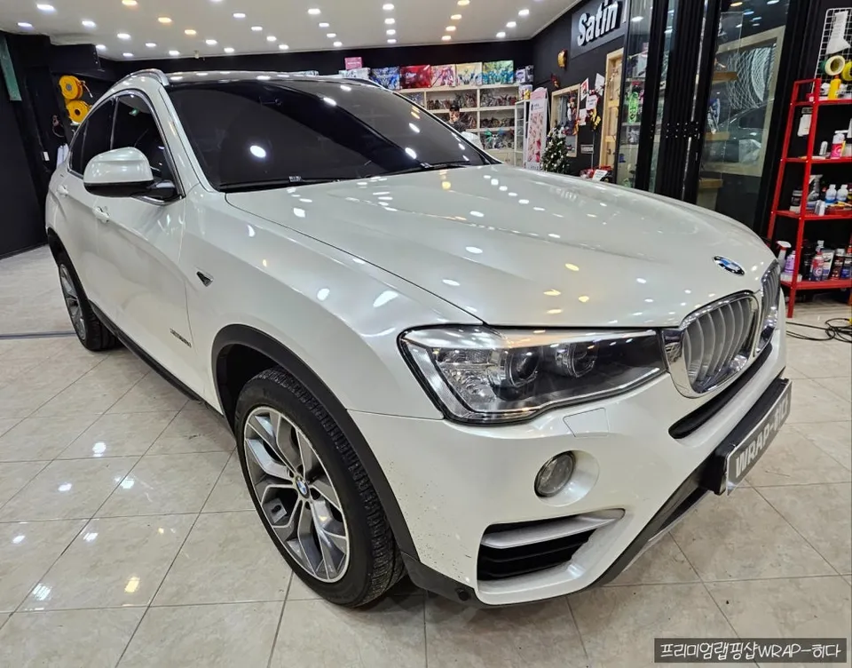 BMW X4のカーラッピング事例|サテングレーで高級感アップ 施工写真 2-1