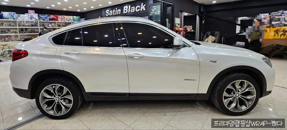 BMW X4のカーラッピング事例|サテングレーで高級感アップ 施工写真 3-1