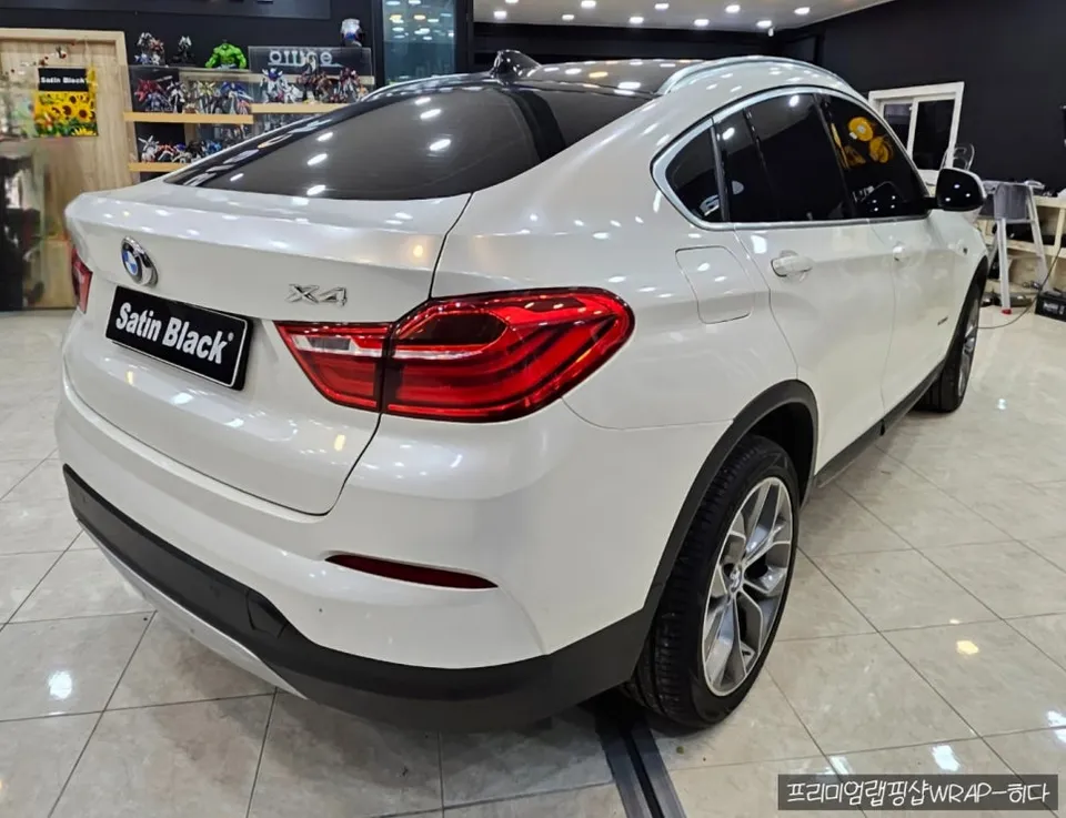 BMW X4のカーラッピング事例|サテングレーで高級感アップ 施工写真 4-1
