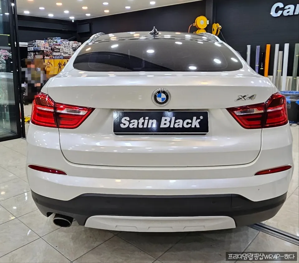 BMW X4のカーラッピング事例|サテングレーで高級感アップ 施工写真 1-2