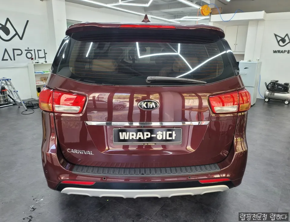 Kia All New Carnivalのカーラッピング事例｜サテンブラック 施工写真 2-1