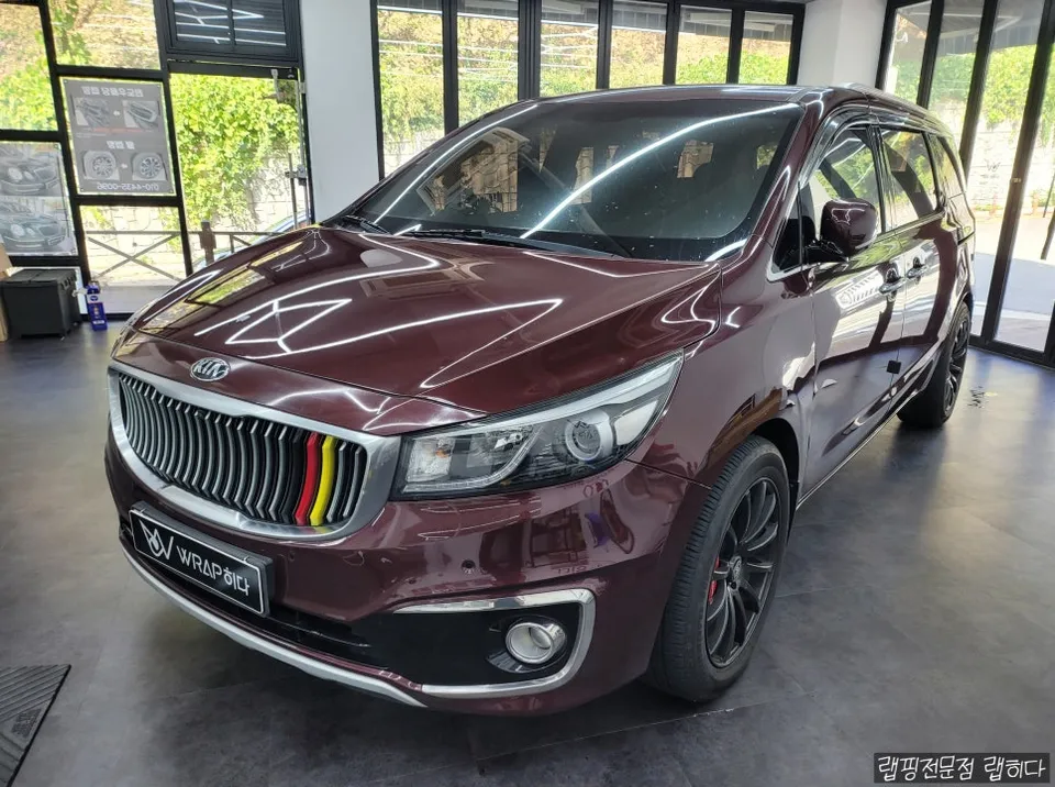Kia All New Carnivalのカーラッピング事例｜サテンブラック 施工写真 3-1