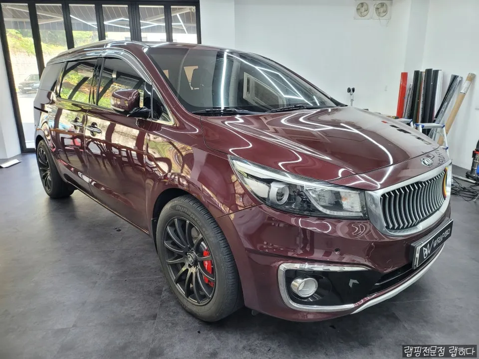 Kia All New Carnivalのカーラッピング事例｜サテンブラック 施工写真 1-2