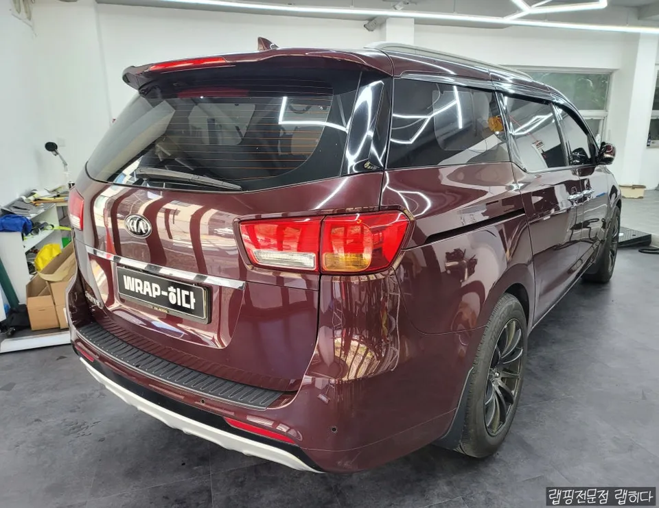 Kia All New Carnivalのカーラッピング事例｜サテンブラック 施工写真 2-2
