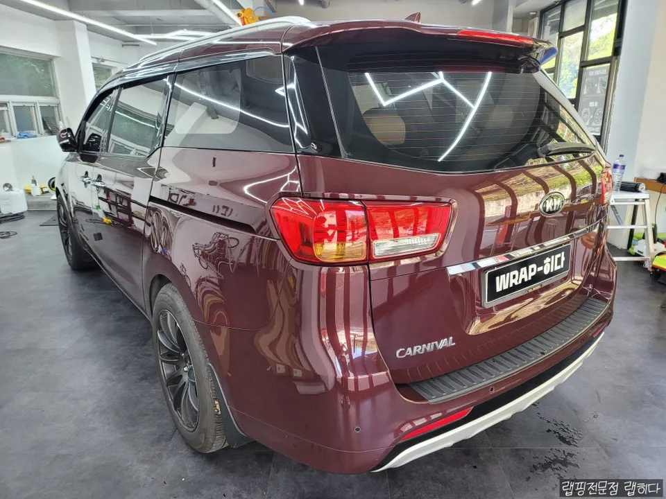 Kia All New Carnivalのカーラッピング事例｜サテンブラック 施工写真 3-2