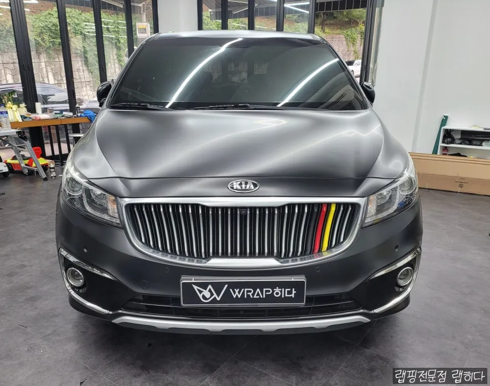 Kia All New Carnivalのカーラッピング事例｜サテンブラック 施工写真 1-3